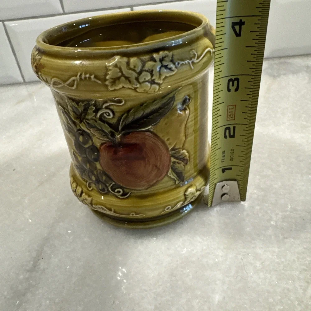 Vintage Geo Z Lefton Green Ceramic 3-D Embossed Canister w/ Lid Fruit Apple Pear